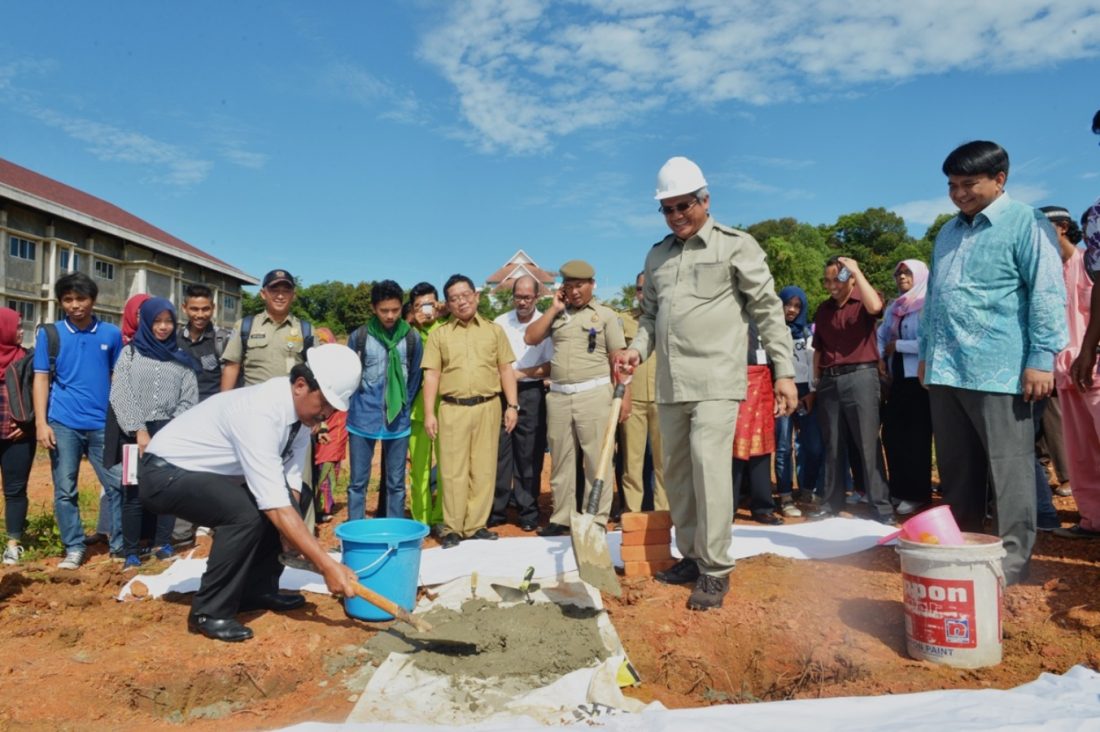 Peletakan Batu Pertama oleh PLT. Gubernur Kepulauan RIau, Nurdin Basirun, dan Rektor UMRAH, Syafir Akhlus