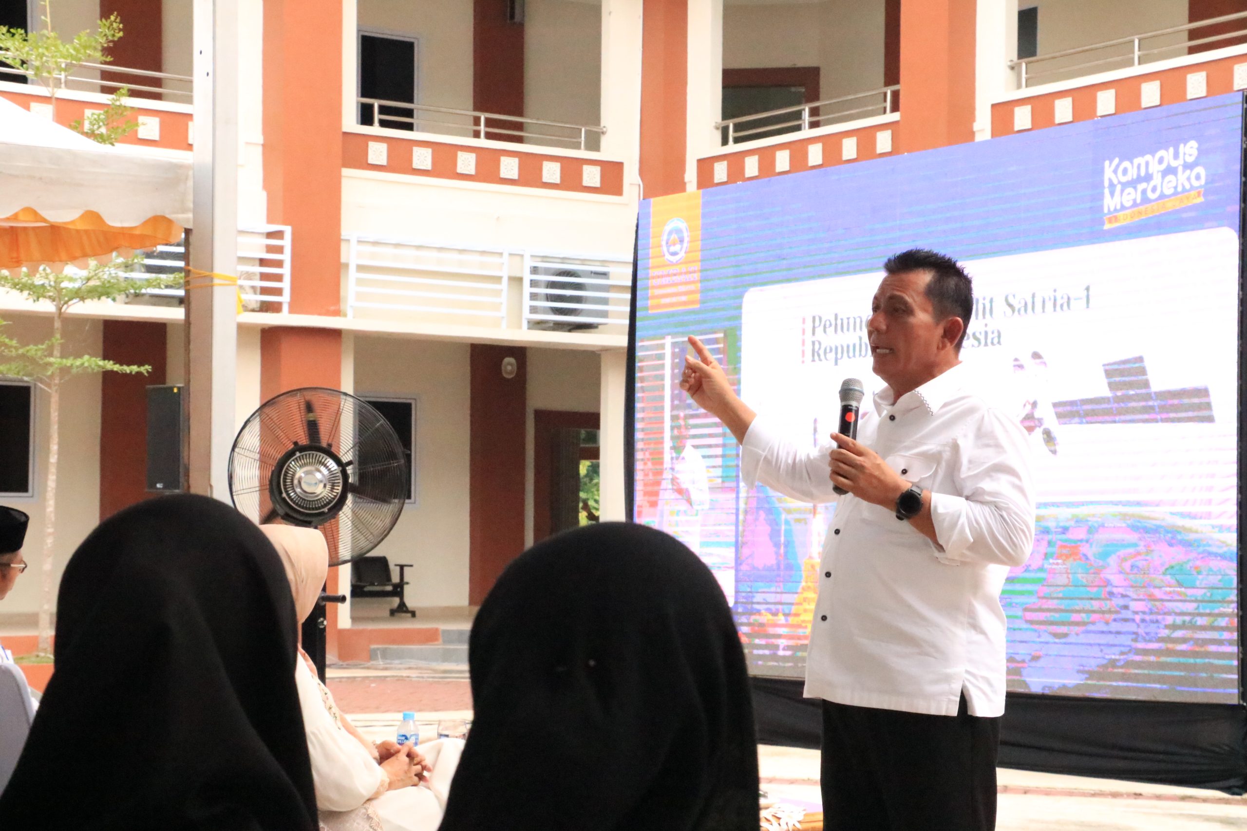 You are currently viewing Gubernur Ansar Ahmad Beri Kuliah Umum di UMRAH