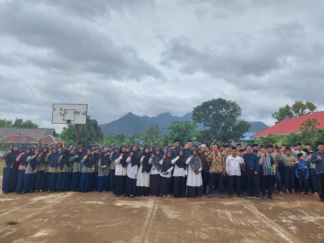 Read more about the article Mimpi Besar dari Pulau Lingga: UMRAH Kobarkan Semangat Siswa MTs Aqidatunnajin