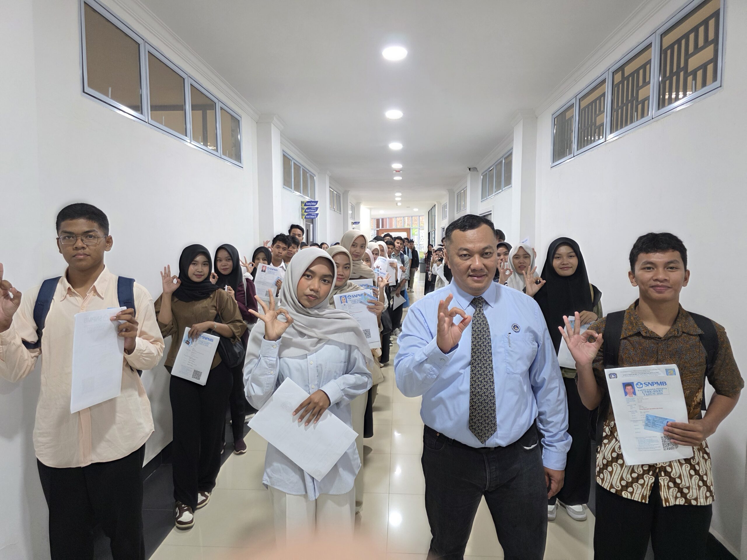 Rektor UMRAH Tinjau Pelaksanaan Hari Pertama UTBK-SNBT 2026 di Kampus Dompak